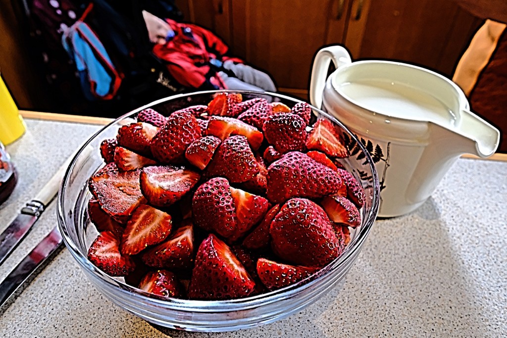 Strawberries & Cream by allsop