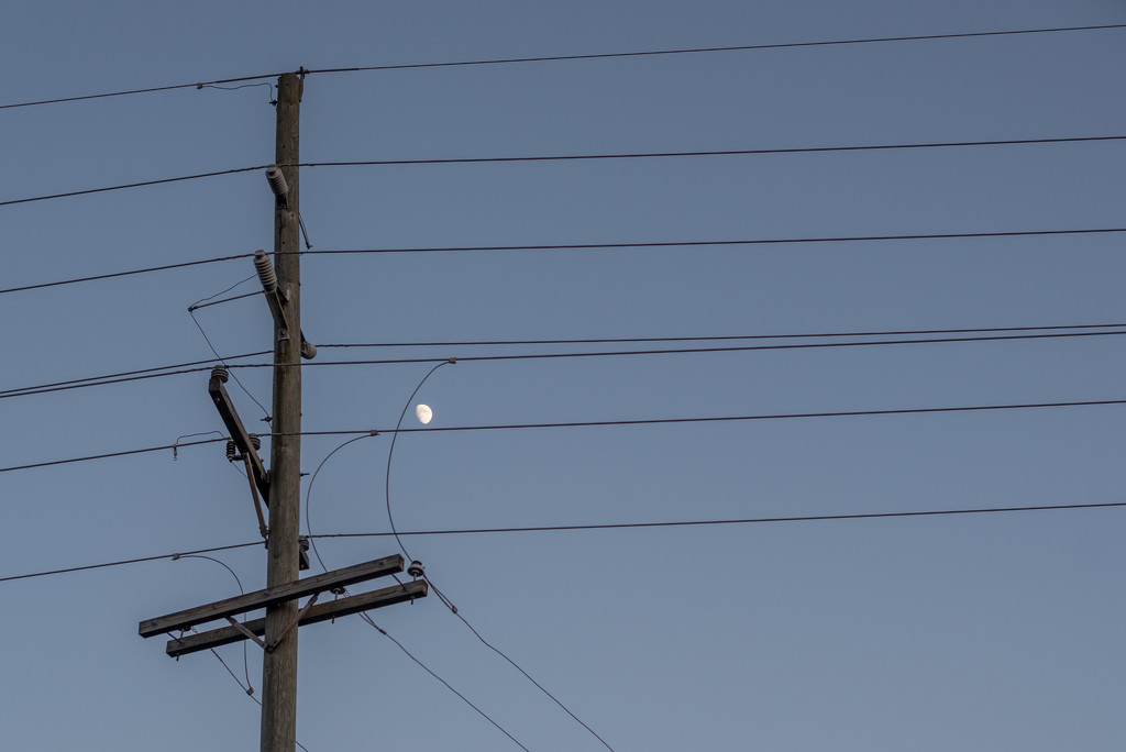 the moon and a lot of lines... by jackies365