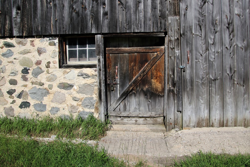 barn door 2 by edorreandresen