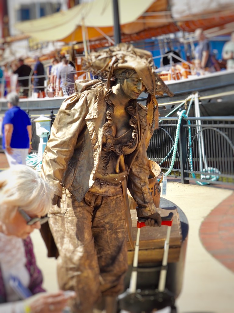 living statue leaving by amyk