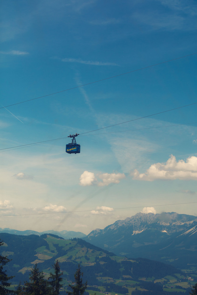 A view of the Horngipfelbahn cable car by rumpelstiltskin