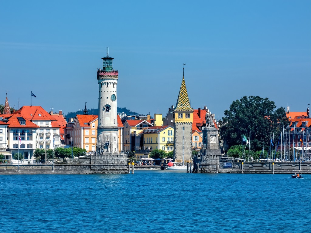 Harbour entrance to Lindau  by ludwigsdiana