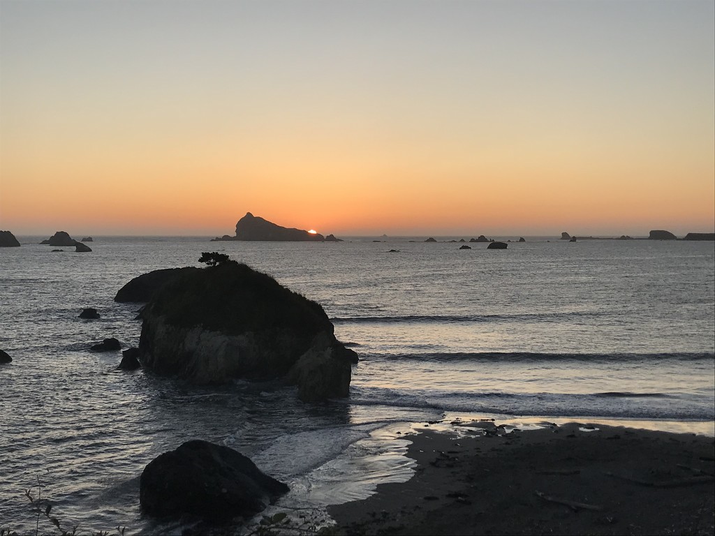 Pebble beach sunset by pandorasecho