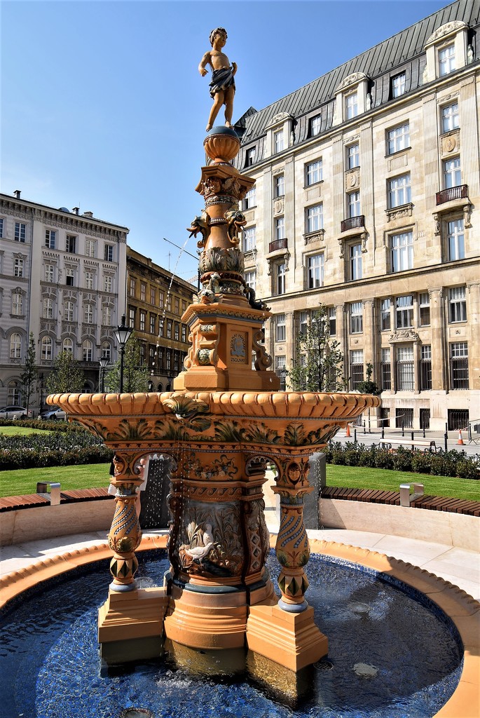 Fountain of Zsolnay porcelain manufactory by kork