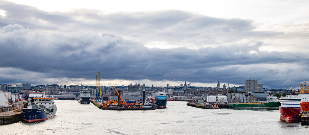 Aberdeen Harbour by lifeat60degrees