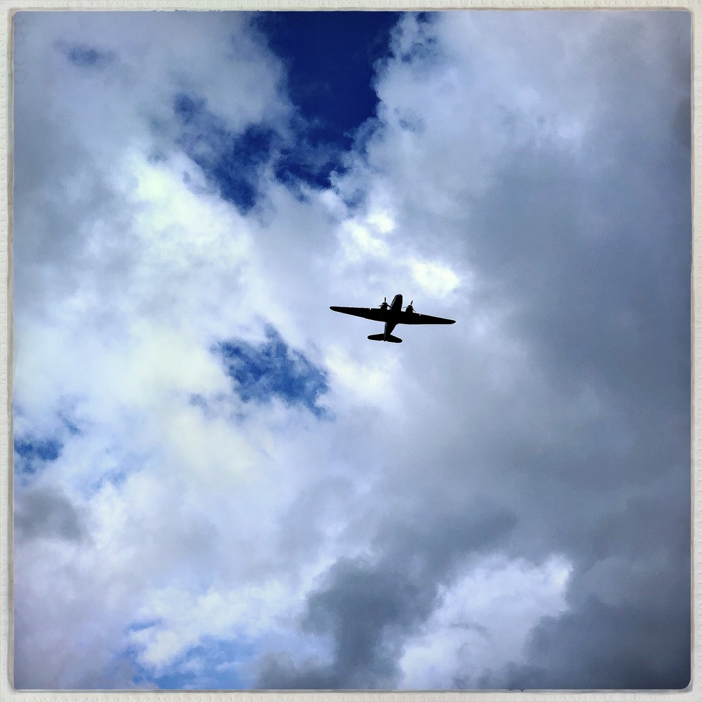 Old plane flyby by mastermek