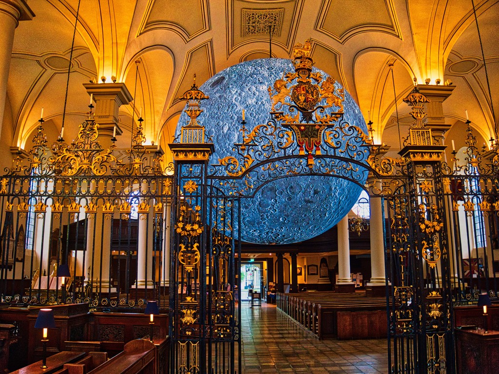 Moon In Catedral  by tonygig
