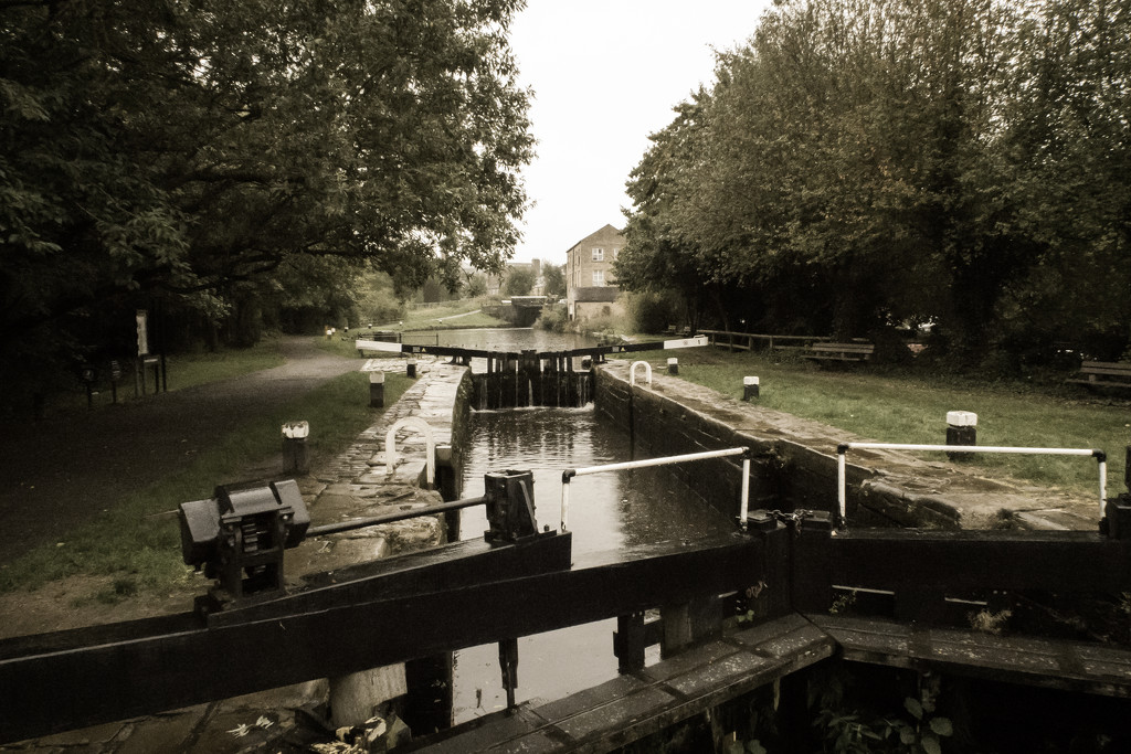 Rochdale Canal Lock No 1 by peadar