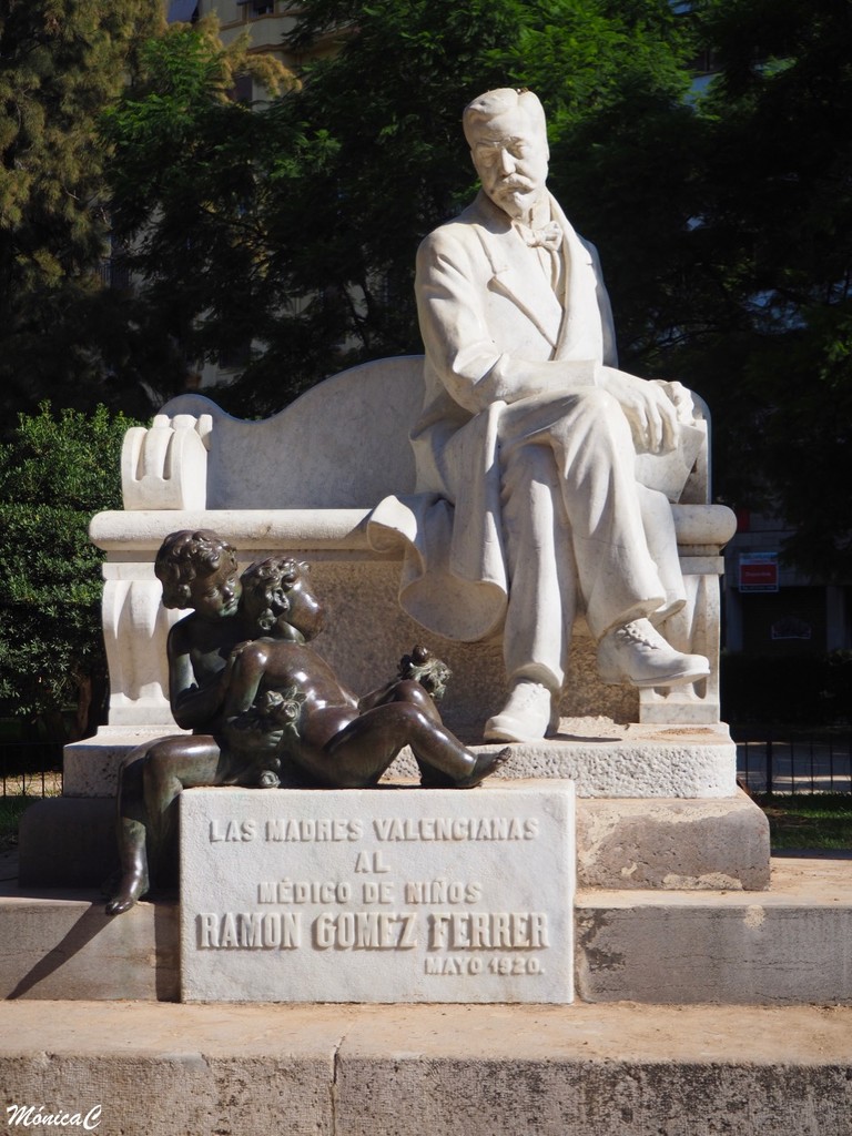 Monument to Dr. Gómez Ferrer by monicac