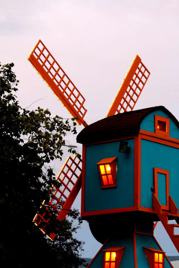 Windmill in the Evening by gq