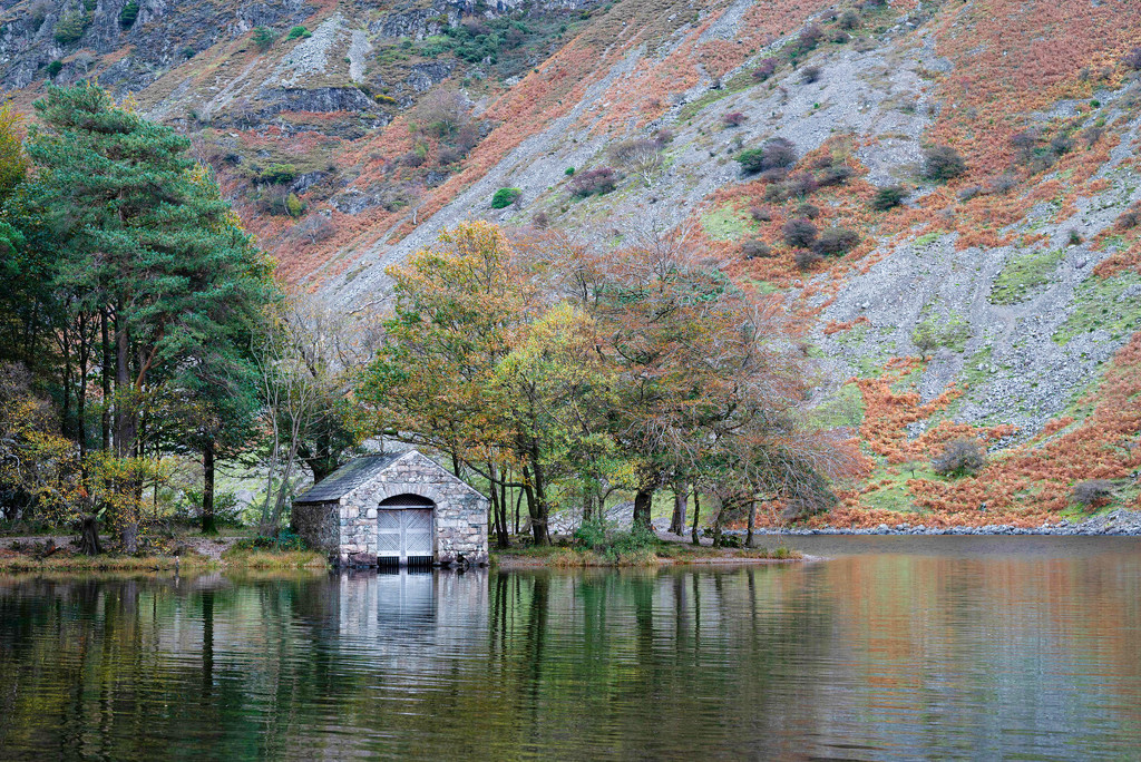 Autumnal boathouse by ellida