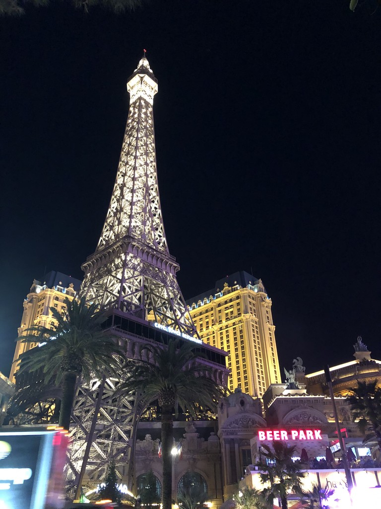Eiffel Tower in Las Vegas by kathyo