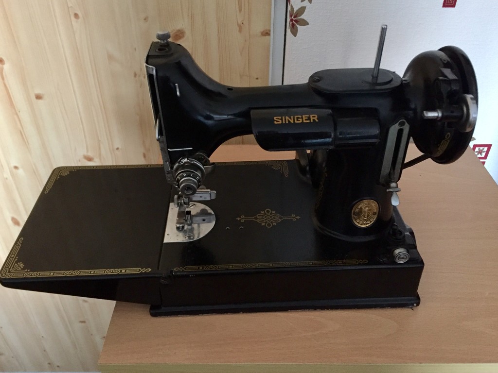 Vintage Sewing Machine by gillian1912