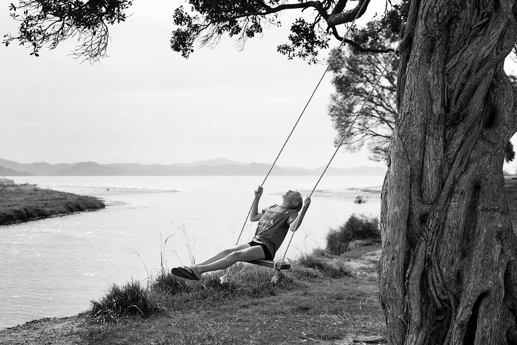 A swing by the beach by kiwichick