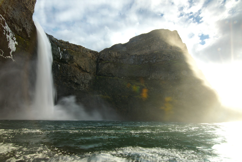 Palouse Falls from the bottom by teriyakih