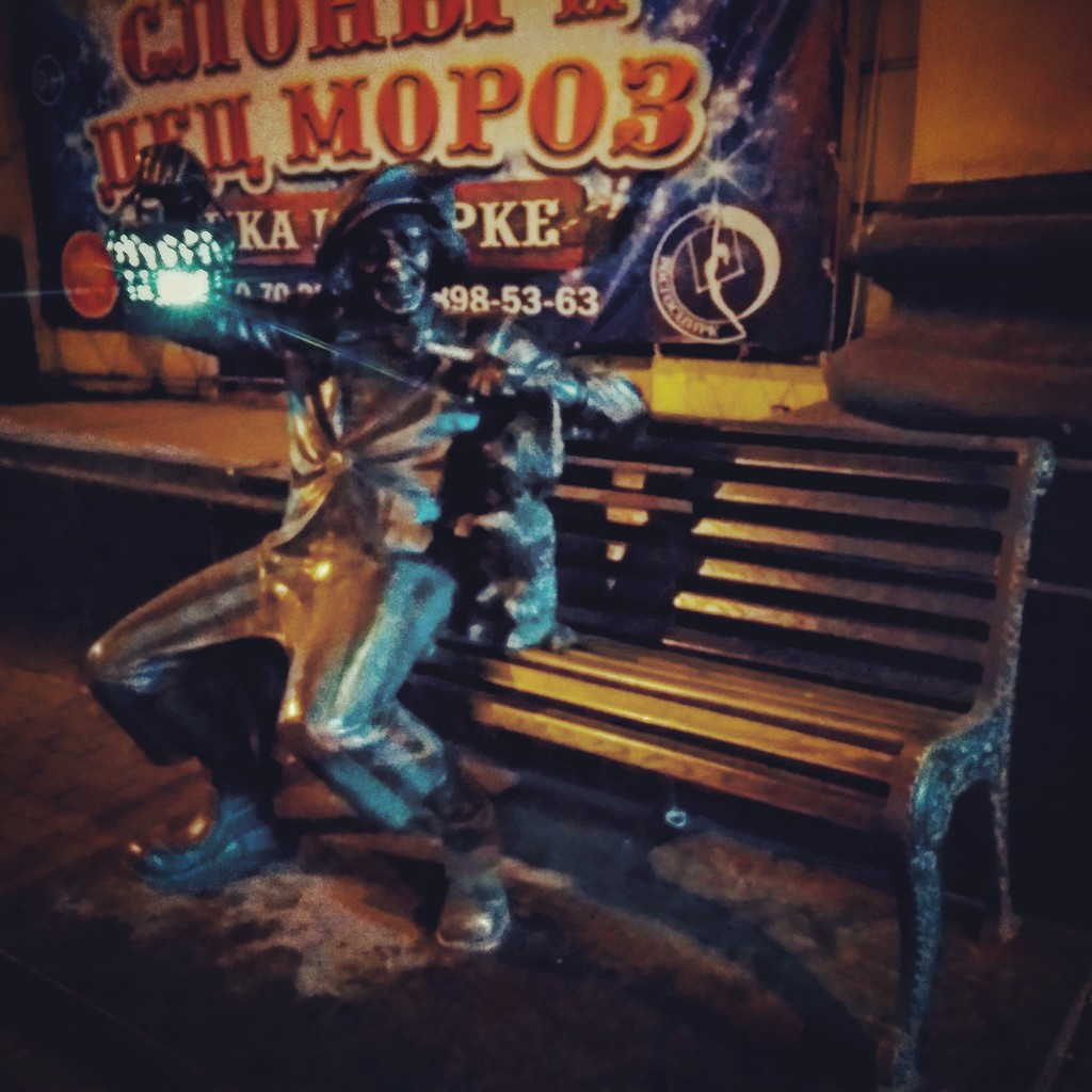 Клоун возле Ростовского цирка by cisaar