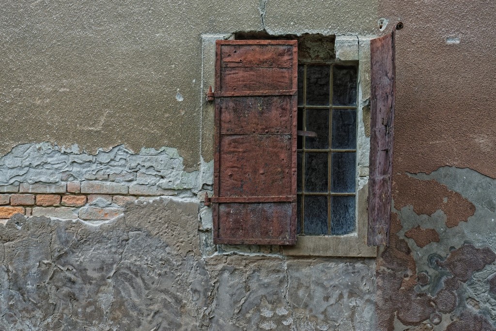2120 - Window in Osijek by bob65