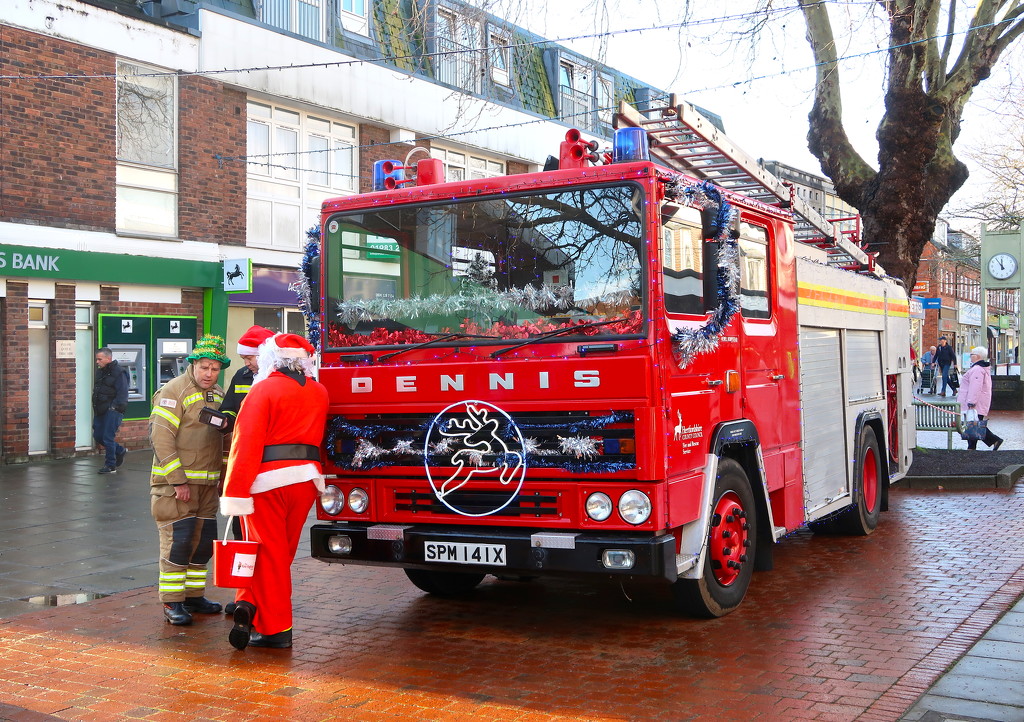 Christmas Fire Engine by davemockford