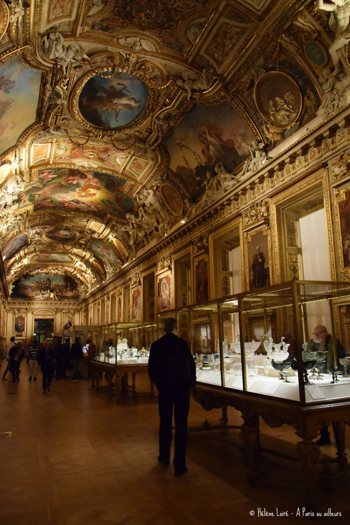 visiting  Le Louvre  by parisouailleurs