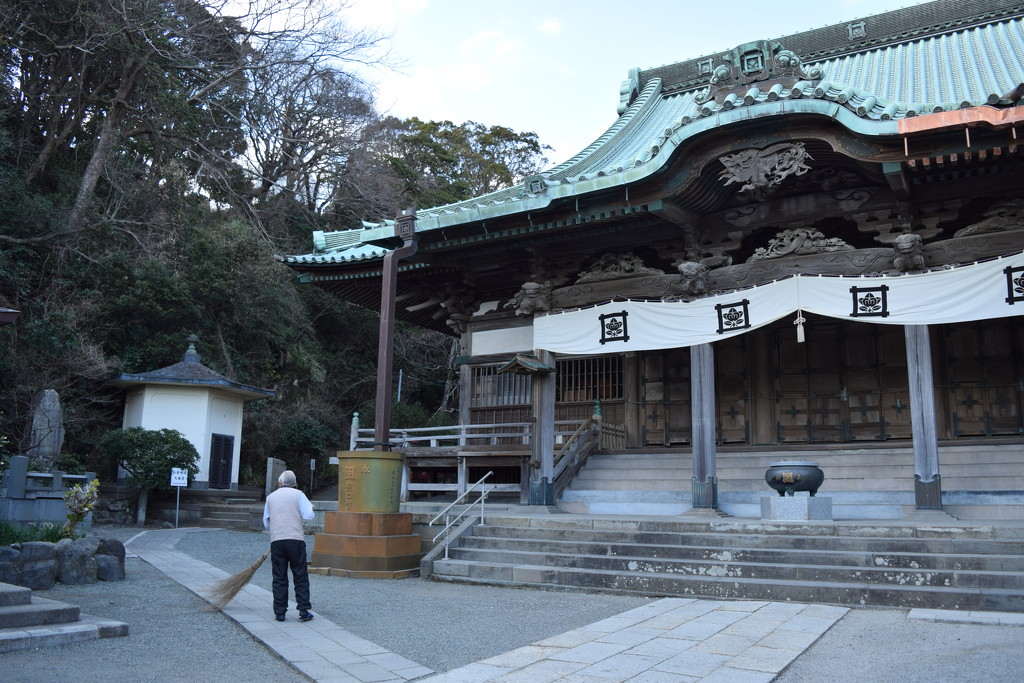 2020-02-02 Sweep at Jakkozan Ryukoji temple by cityhillsandsea