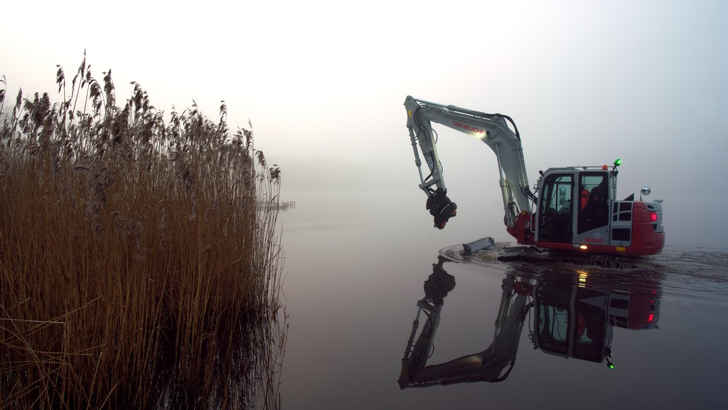 Excavator in the fog by moonbi