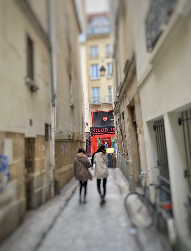 Tiny red heart rue Saint Denis.  by cocobella