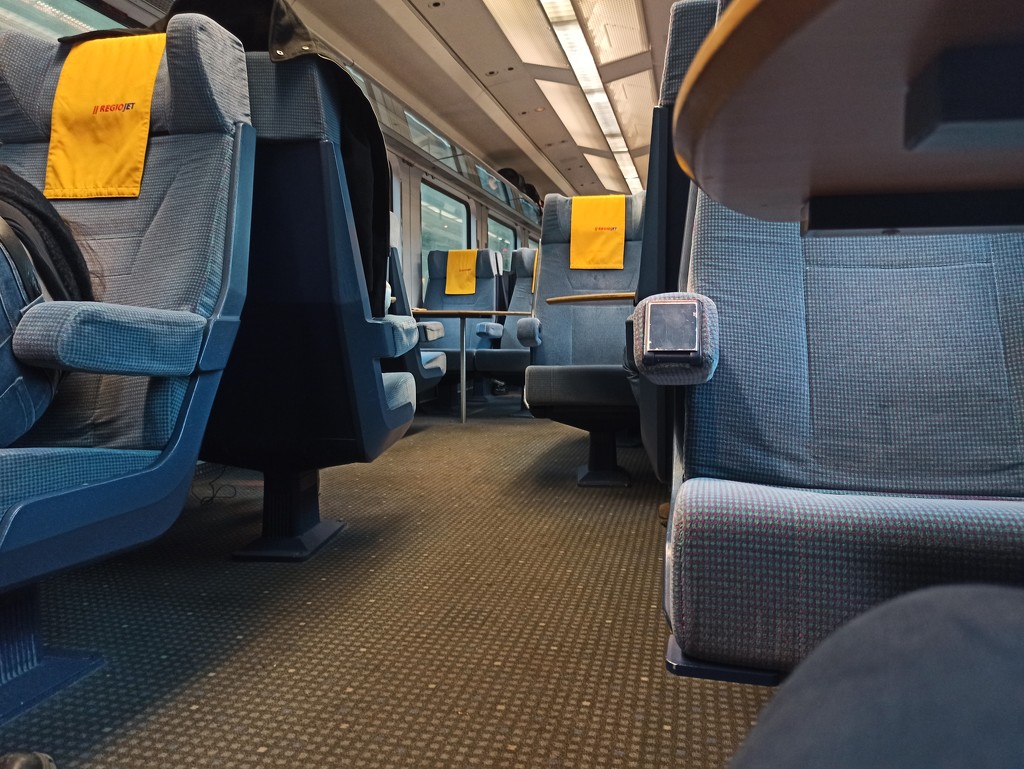 Empty train by gabis