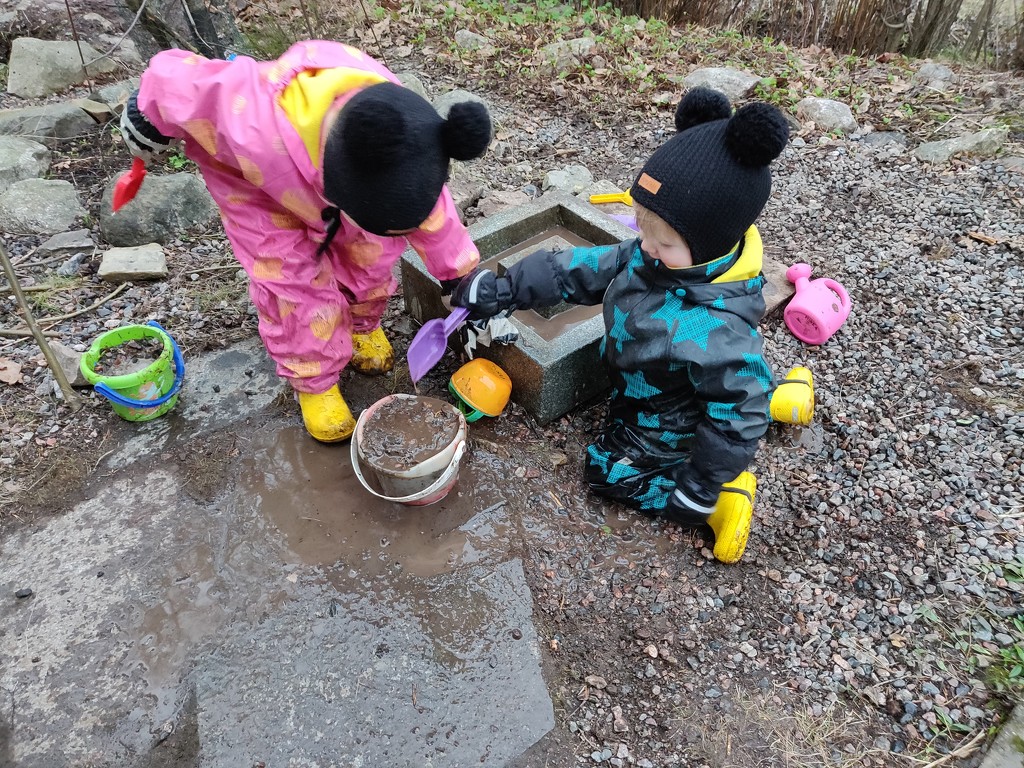 Mimi and Sisu are making mud soup but not edible by annelis