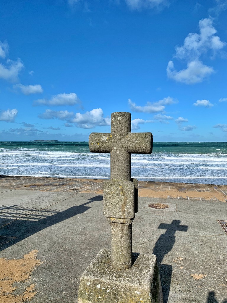 Cross facing the sea.   by cocobella