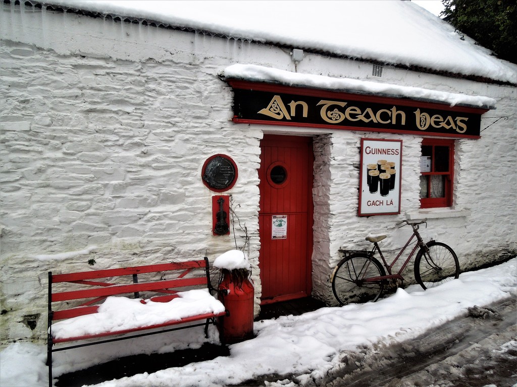 Clonakilty Main Street : the red door Pub by etienne