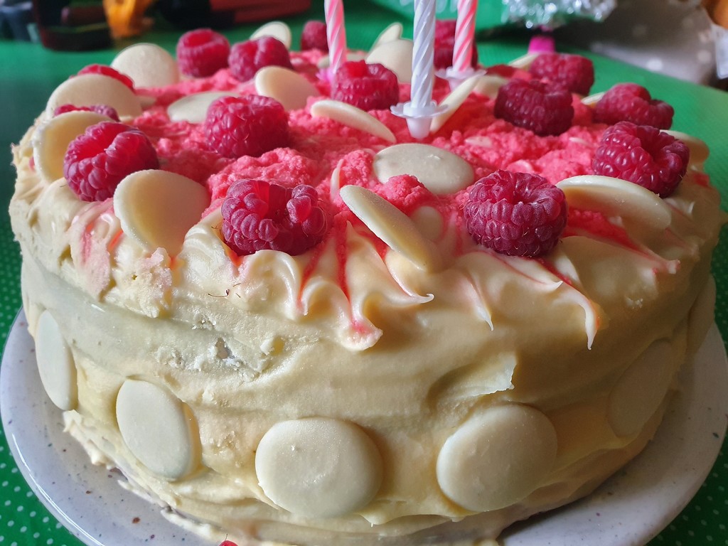 White chocolate and raspberry cake  by isaacsnek