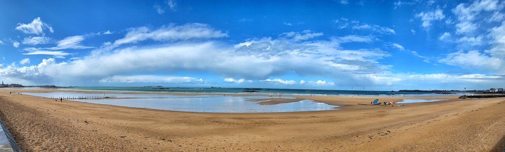 Beach panorama.  by cocobella