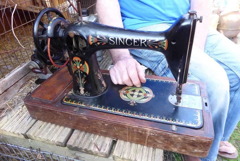 Cleaning up an old sewing machine by speedwell