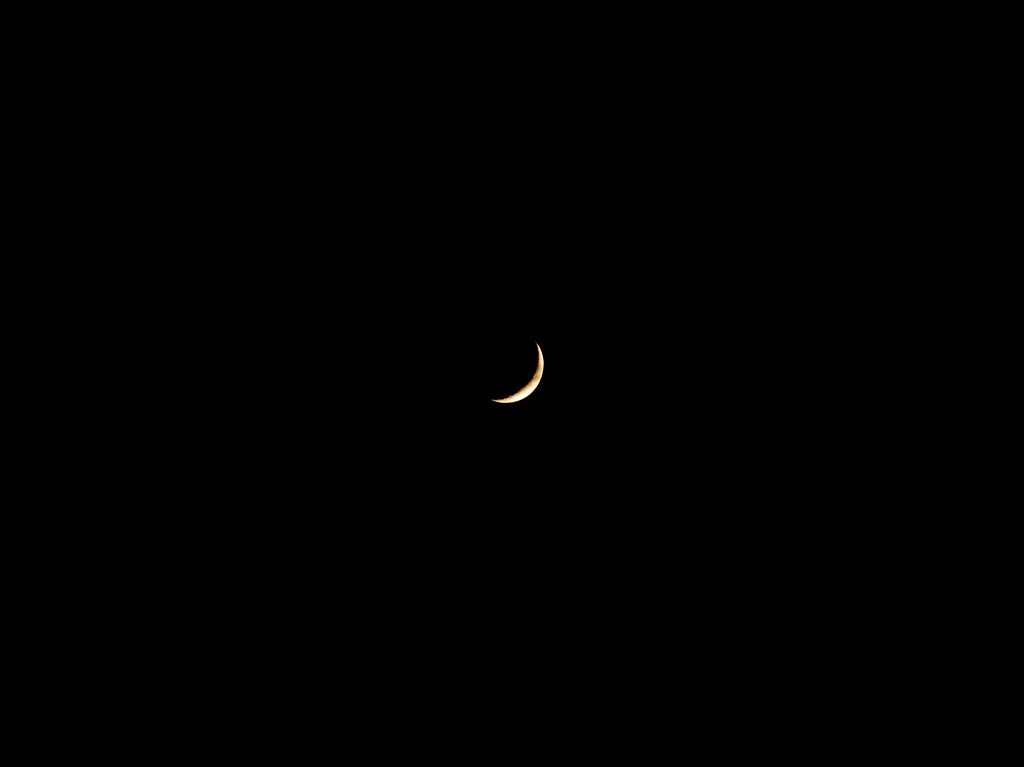 Crescent moon by jon_lip