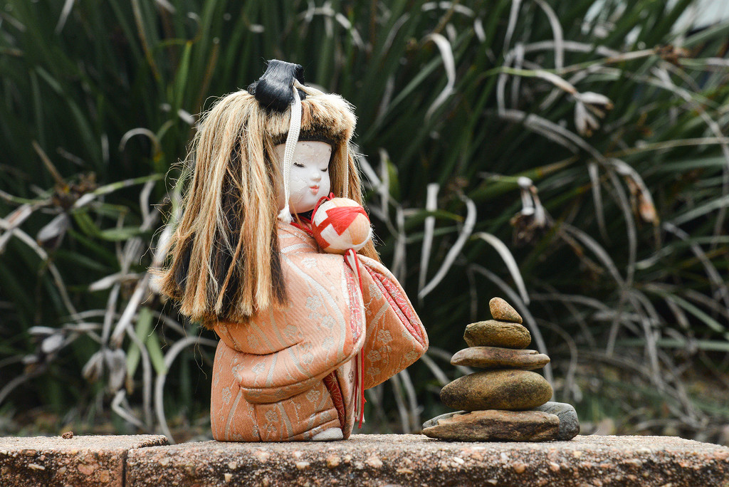 Day 27 Japanese dolls - Meditation by jeneurell