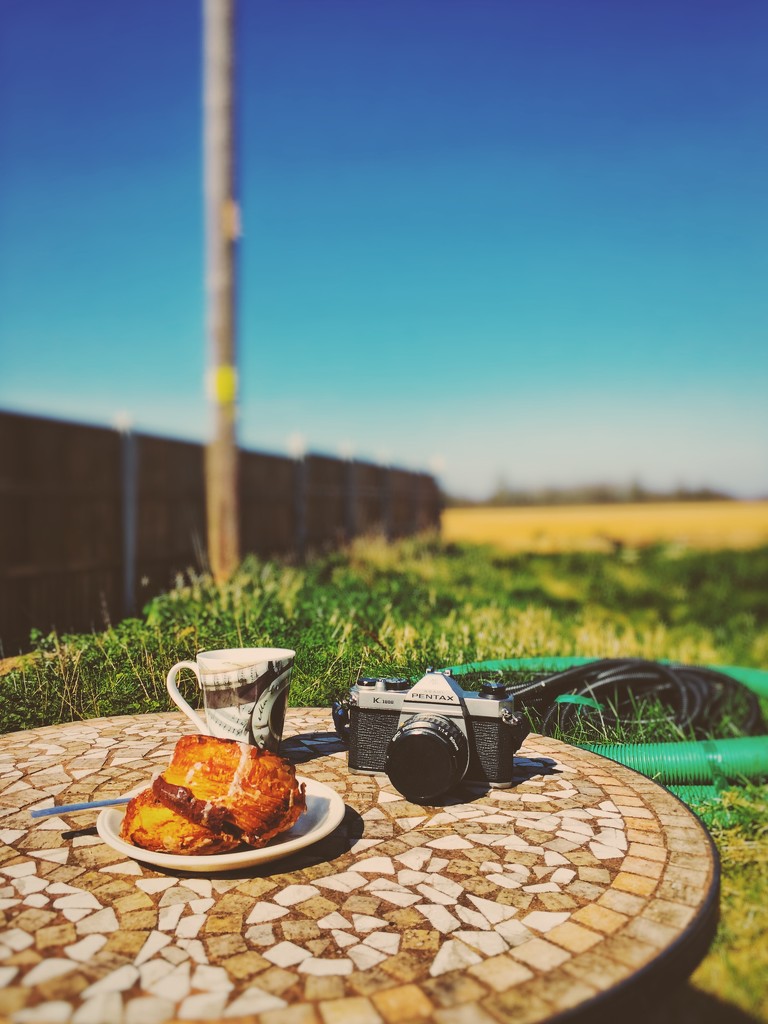 Breakfast Outdoors by manek43509