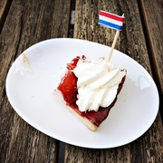 30th Apr 2020 - Strawberry queensday cake
