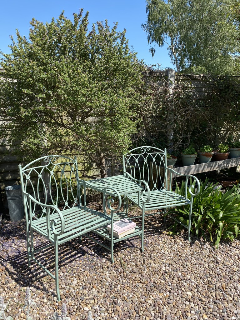 ‘Just in time’ seating in garden  by judithmullineux
