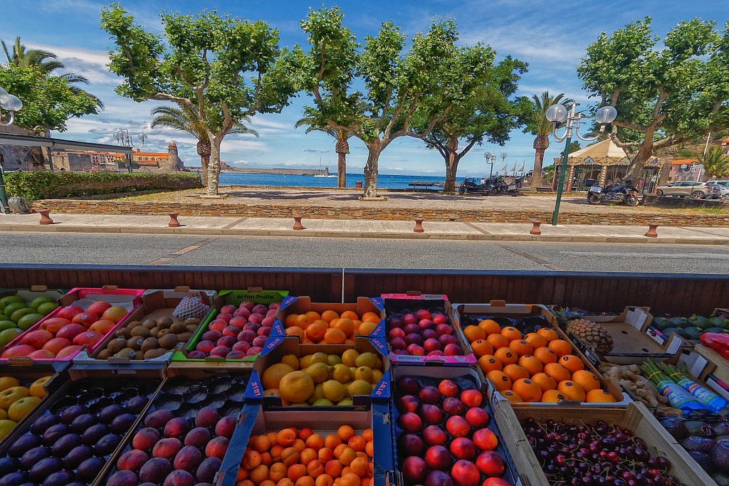 All that fruit, no one to buy it ! by laroque