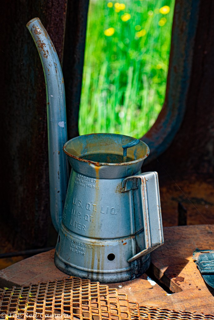 Old oil can by theredcamera