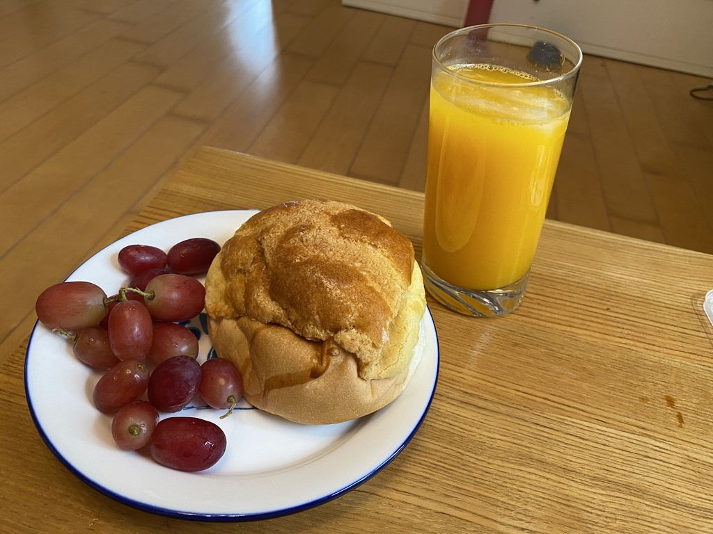 Fruity breakfast - 🍍bun, 🍇, 🍊juice  🤣 by chuwini