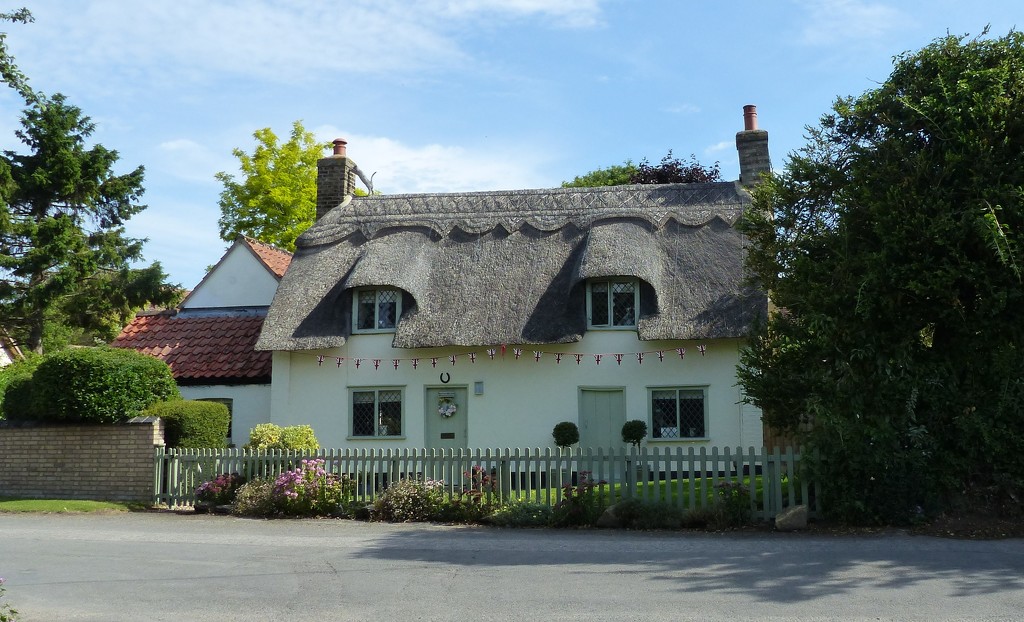 Thatched Cottage by g3xbm