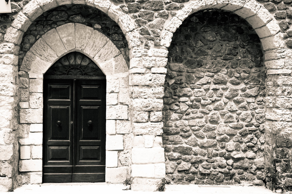 Door and Arch BW - Sardinia by sjc88