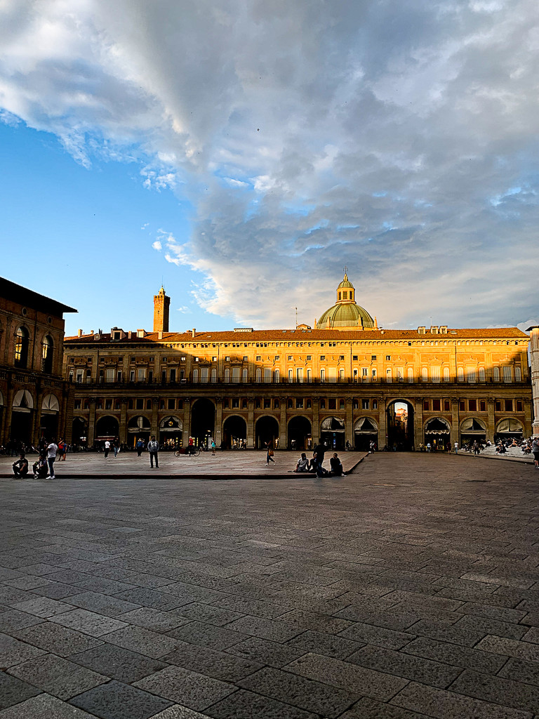 Piazza Maggiore at sunset by caterina