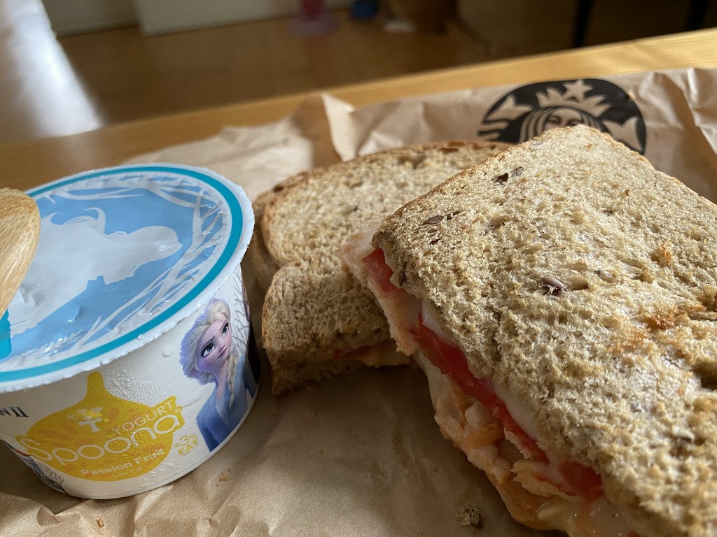 Friday 料ful sandwich  by chuwini