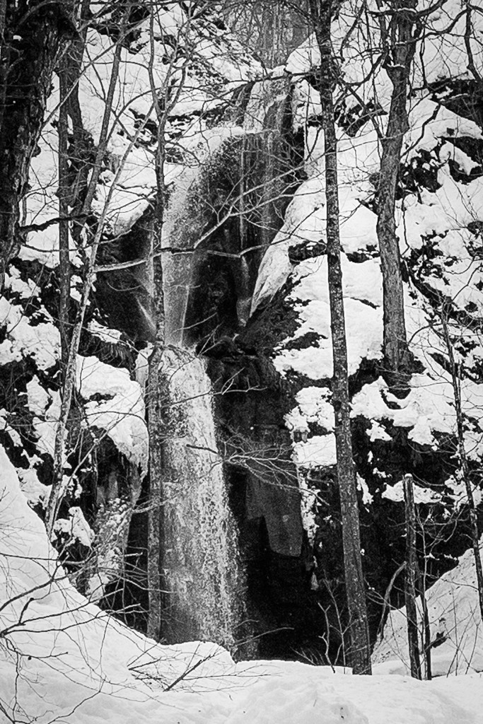 The Not-Frozen Waterfall by jyokota