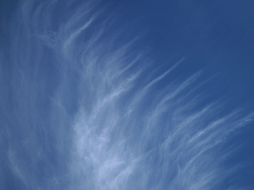 Wispy clouds by jon_lip