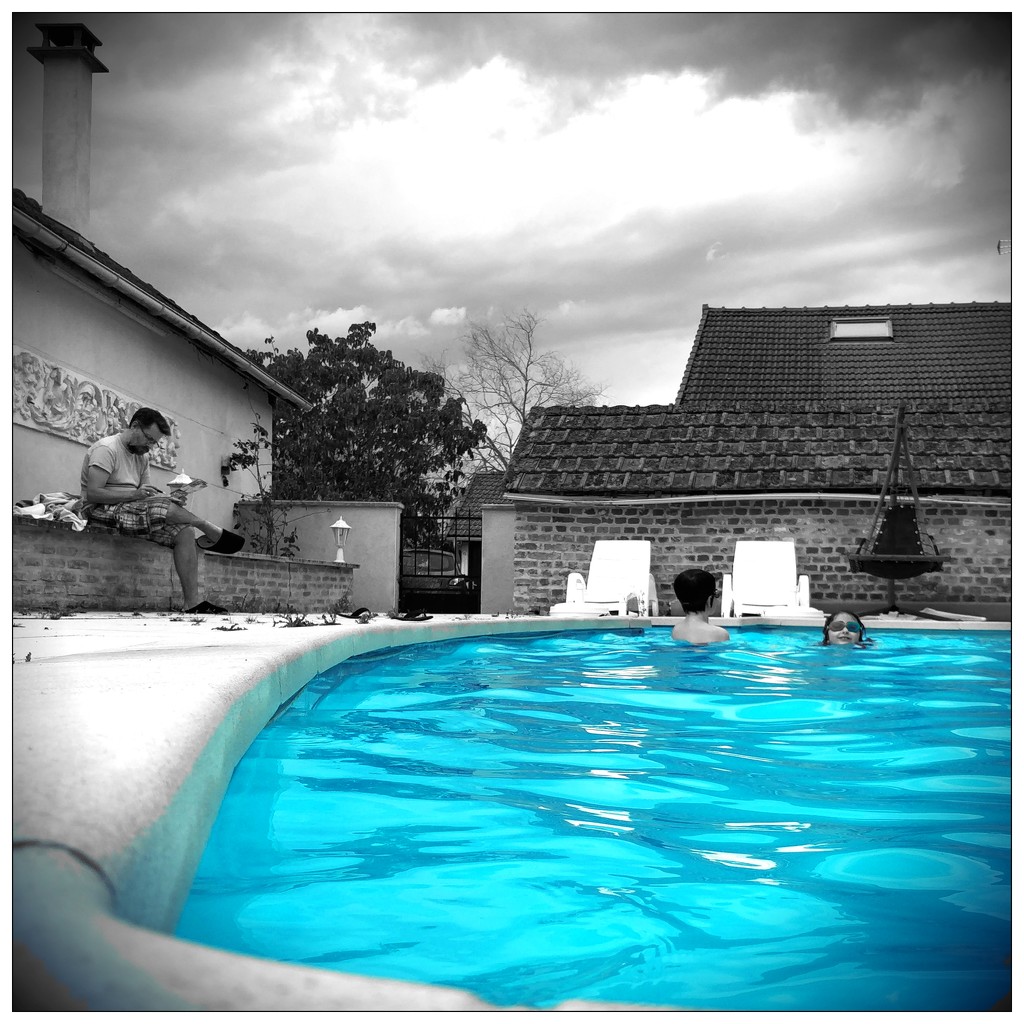 Swimming pool by helenejanin