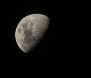 25th Aug 2020 - we all see the moon ... 