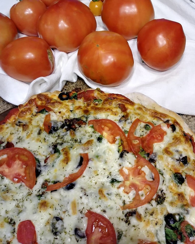 Tomato spinach basil chive pizza by dawnbjohnson2